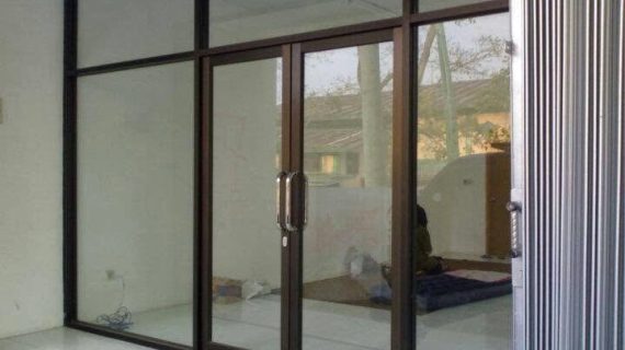 Jasa Pemasangan Kaca: Bergaransi dan Harga Terjangkau untuk Kebutuhan Konstruksi dan Renovasi Anda